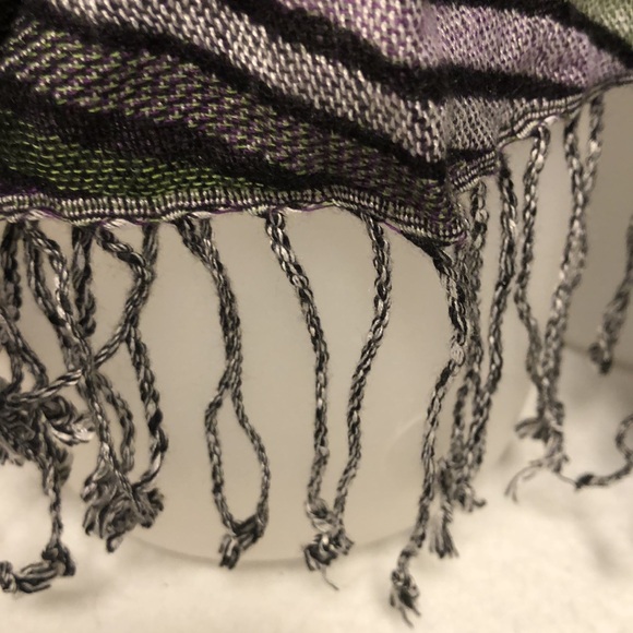 Tolani 100% Viscose Scarf Shawl w/fringe. Purple & Green Shades, wavy pattern - Picture 8 of 16